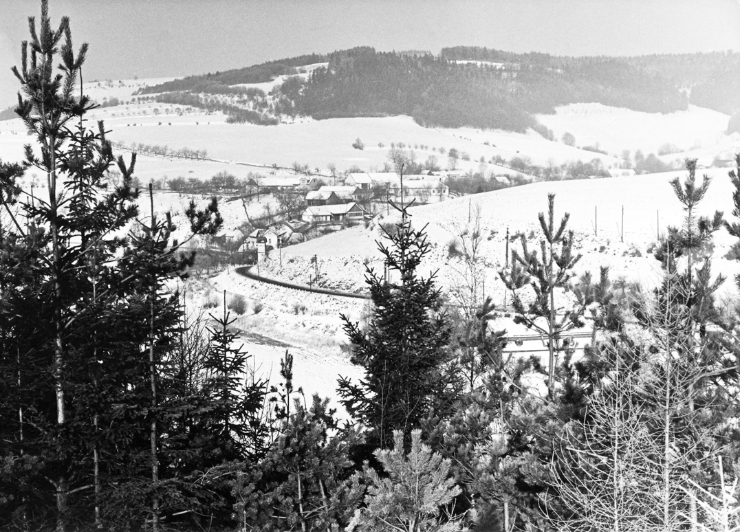 12. Lazinov – příjezd od mlýna – v zimě (foto: František Továrek)