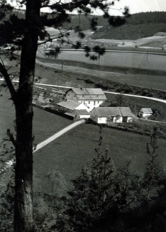15f. Masákův mlýn z protější stráně (foto: z archivu Milana Bezděka)
