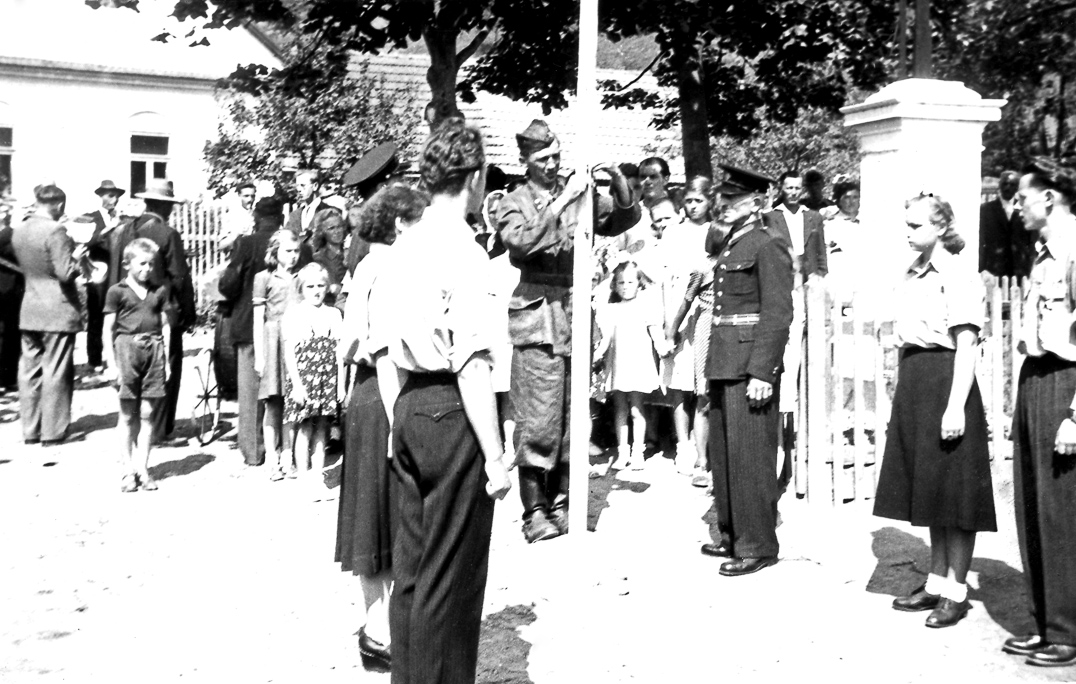 30b. Slavnostní předávání hasičské stříkačky - 1952 (foto: z archivu Alenky Brablecové)