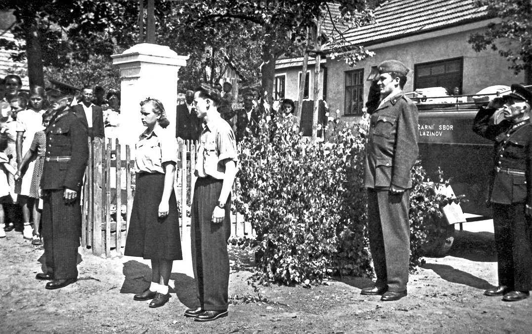 30c. Slavnostní předávání hasičské stříkačky - 1952 (foto: z archivu Alenky Brablecové)