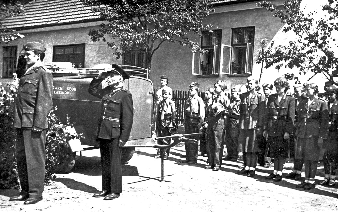 30d. Slavnostní předávání hasičské stříkačky - 1952 (foto: z archivu rodiny Šamšulových)
