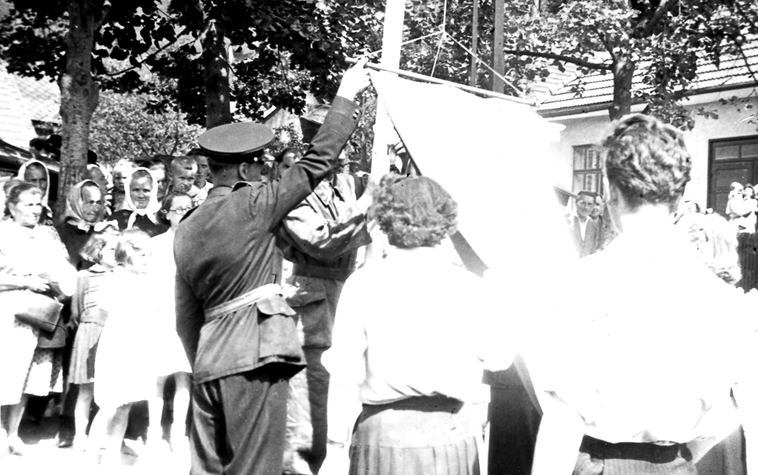 30f. Slavnostní předávání hasičské stříkačky - 1952 (foto: z archivu rodiny Šamšulových)