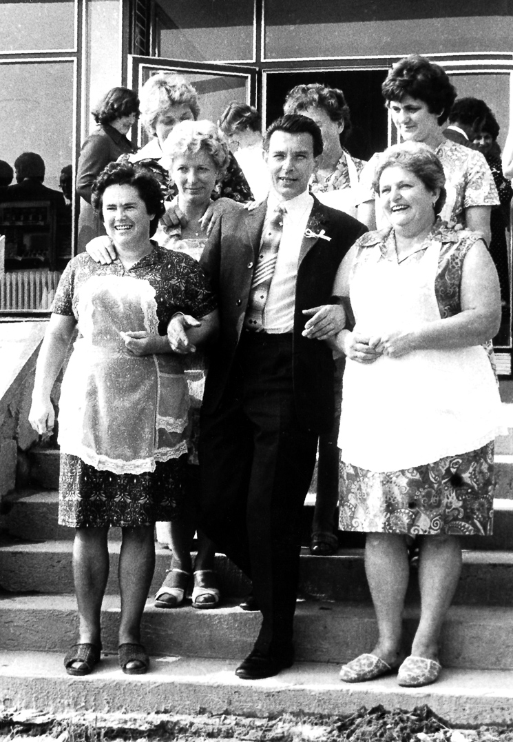 36. Lazinov – svatba – před starou hospodou (foto: z archivu rodiny Přichystalových)