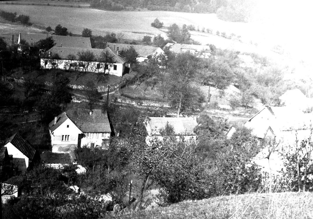 39. Lazinov – dolní část obce - 1974 (foto: z archivu rodiny Přichystalových)