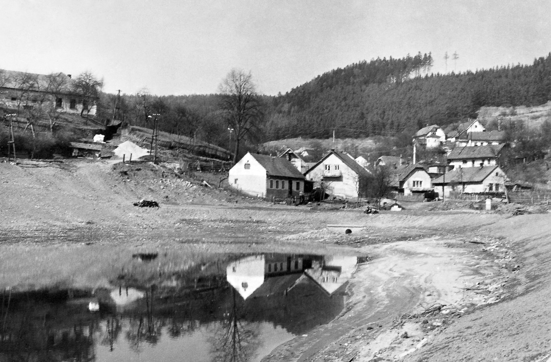 50. Lazinovská zátoka při napouštění přehrady (foto: z archivu Anežky Ondříčkové)