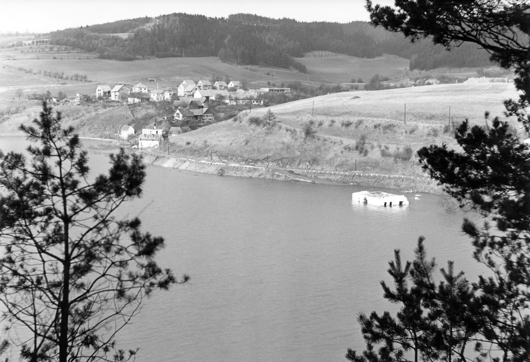51. Napouštění přehrady, v popředí částečně zatopený Masákův mlýn – 1977 (foto: František Továrek)