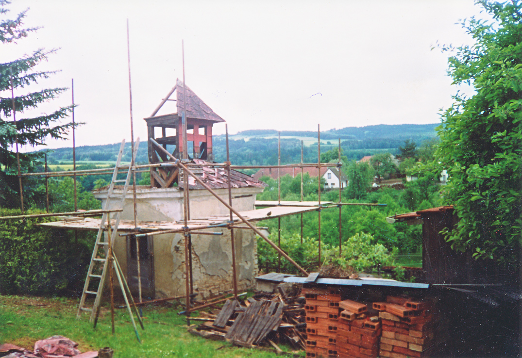 56. Lazinovská zvonička – začala rekonstrukce – červen 2005 (foto: z archivu Anežky Ondříčkové)