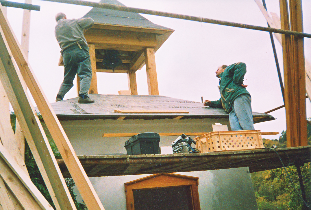 58. Lazinovská zvonička – oprava střechy – říjen 2005 (foto: z archivu Anežky Ondříčkové)