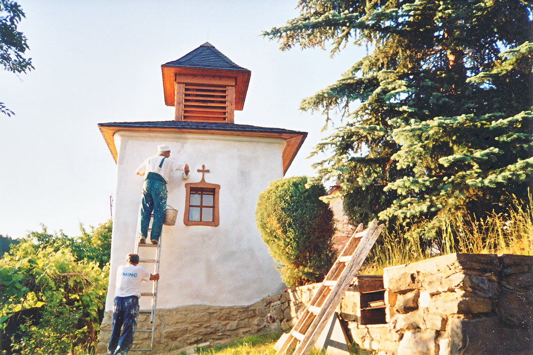 59. Lazinovská zvonička – natírání fasády – květen 2006 (foto: z archivu Anežky Ondříčkové)